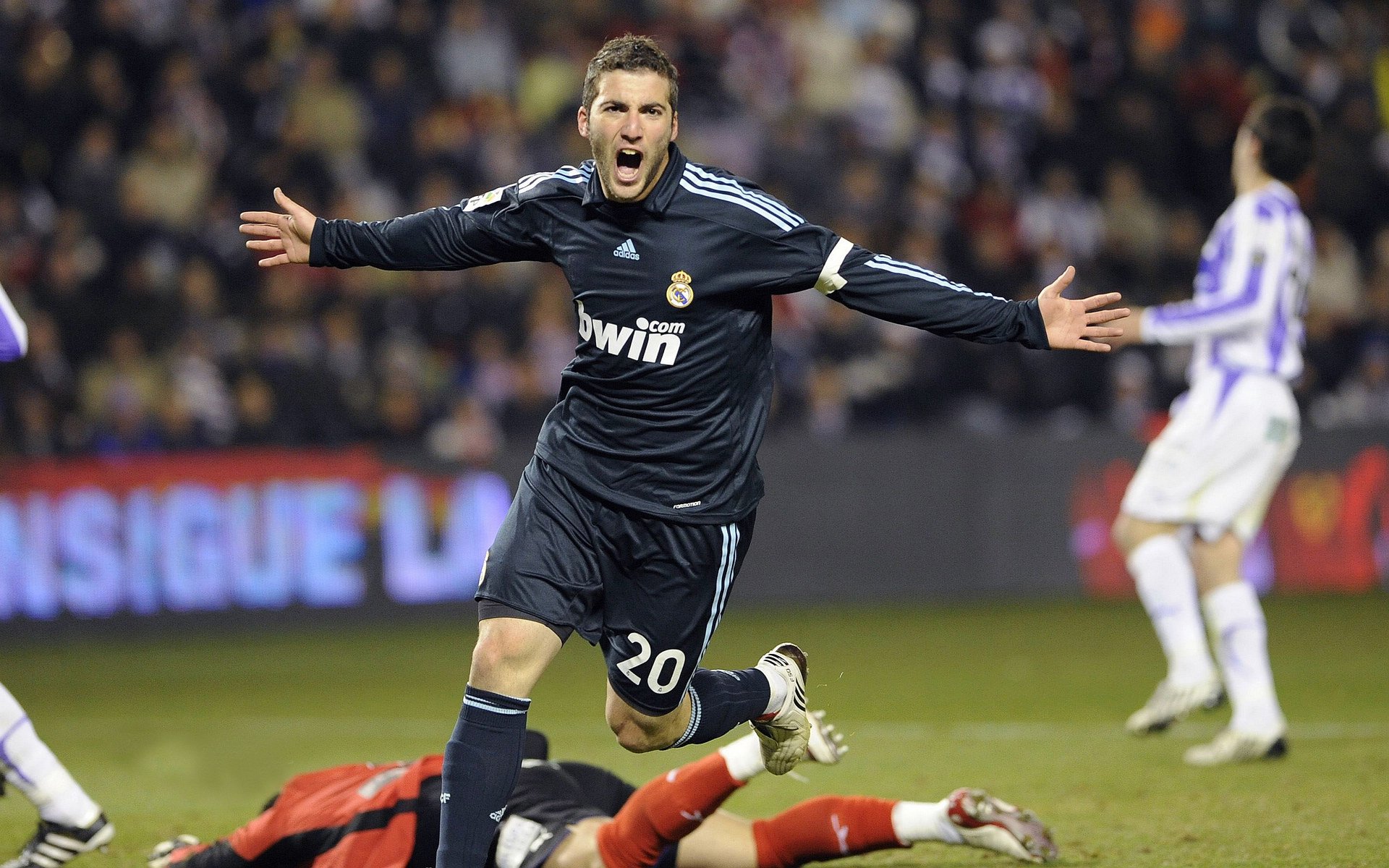 李钦诚在“湾区杯”围棋大棋士赛中表现抢眼